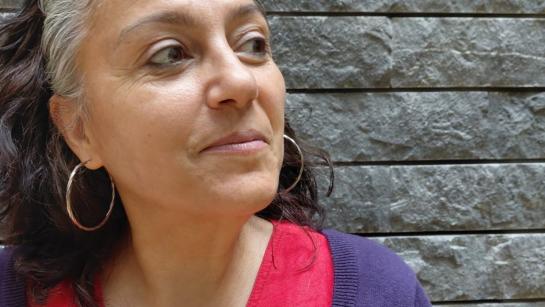 Vrouw kijkt naar rechts en lacht