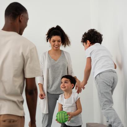 Gezin van vier: vrouw, man en twee kinderen