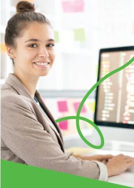 Vrouw zit aan computer