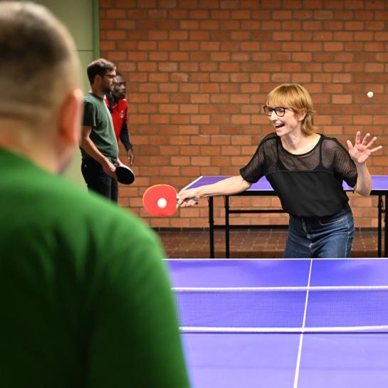 Pingpongtafel, dame slaat de bal.