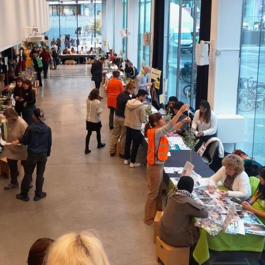 Bovenaanzicht van mensen die standtafels bezoeken